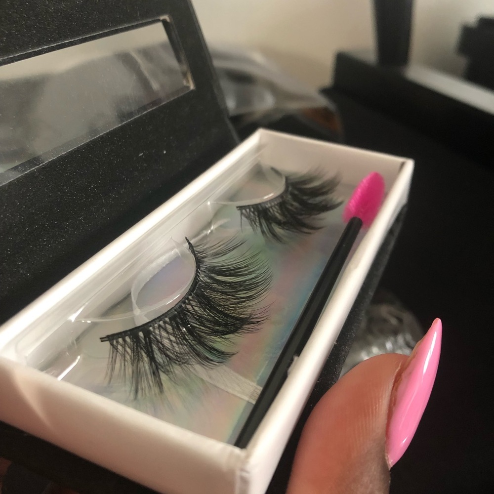 Lashes - Picture 2 of 3